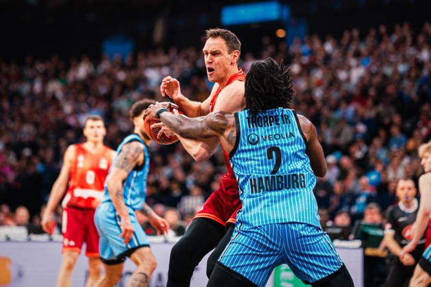 Easycredit BBL: Veolia Towers Hamburg - FC Bayern München Basketball, 29.03.2026 Johannes Voigtmann (FC Bayern München Basketball, 7) gegen Leonard Thorpe Jr. (Veolia Towers Hamburg, 2); Easycredit BBL: Veolia Towers Hamburg vs. FC Bayern München Basketball am 29.03.2026 in der Barclays Arena, Hamburg Copyright: xBEAUTIFULxSPORTS Tonhäuserx