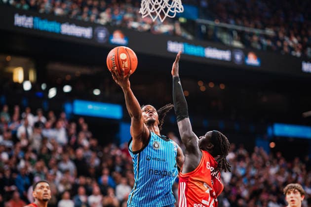 Easycredit BBL: Veolia Towers Hamburg - FC Bayern München Basketball, 29.03.2026 Leonard Thorpe Jr. (Veolia Towers Hamburg, 2) wirft, davor Wenyen Gabriel (FC Bayern München Basketball, 32); Easycredit BBL: Veolia Towers Hamburg vs. FC Bayern München Basketball am 29.03.2026 in der Barclays Arena, Hamburg Copyright: xBEAUTIFULxSPORTS Tonhäuserx