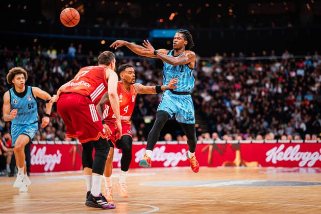Easycredit BBL: Veolia Towers Hamburg - FC Bayern München Basketball, 29.03.2026 Leonard Thorpe Jr. (Veolia Towers Hamburg, 2) passt den Ball; Easycredit BBL: Veolia Towers Hamburg vs. FC Bayern München Basketball am 29.03.2026 in der Barclays Arena, Hamburg Copyright: xBEAUTIFULxSPORTS Tonhäuserx