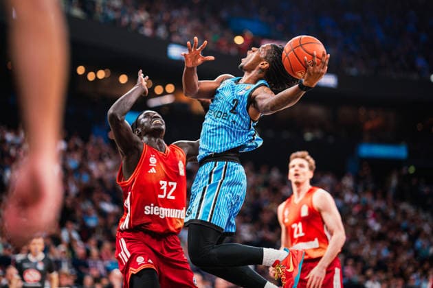 Easycredit BBL: Veolia Towers Hamburg - FC Bayern München Basketball, 29.03.2026 Leonard Thorpe Jr. (Veolia Towers Hamburg, 2) wirft, dahinter Wenyen Gabriel (FC Bayern München Basketball, 32); Easycredit BBL: Veolia Towers Hamburg vs. FC Bayern München Basketball am 29.03.2026 in der Barclays Arena, Hamburg Copyright: xBEAUTIFULxSPORTS Tonhäuserx