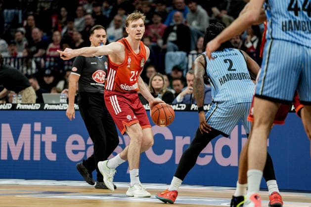 Deutschland: easyCredit BBL, Hauptrunde 2025 26, 22. Spieltag Veolia Towers Hamburg vs FC Bayern München Basketball Barclays Arena (Hamburg): Justus Hollatz (FC Bayern München Basketball, 21), dirigiert Spiel, Leonard Thorpe Jr. (Veolia Towers Hamburg, 2), Benedikt Turudic (Veolia Towers Hamburg, 44), Schiedsrichter Copyright: xStefanxTrochax