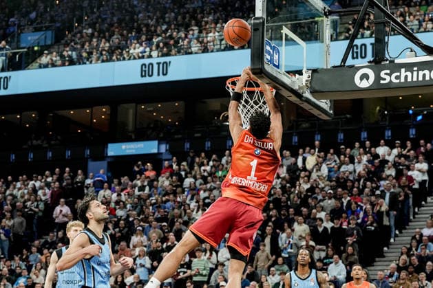 Deutschland: easyCredit BBL, Hauptrunde 2025 26, 22. Spieltag Veolia Towers Hamburg vs FC Bayern München Basketball Barclays Arena (Hamburg): Oscar da Silva (FC Bayern München Basketball, 1), Leonard Thorpe Jr. (Veolia Towers Hamburg, 2), Xavier Rathan-Mayes (FC Bayern München Basketball, 4), Dunking Dunk Copyright: xStefanxTrochax