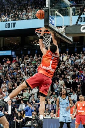 Deutschland: easyCredit BBL, Hauptrunde 2025 26, 22. Spieltag Veolia Towers Hamburg vs FC Bayern München Basketball Barclays Arena (Hamburg): Oscar da Silva (FC Bayern München Basketball, 1), Leonard Thorpe Jr. (Veolia Towers Hamburg, 2), Xavier Rathan-Mayes (FC Bayern München Basketball, 4), Dunking Dunk Copyright: xStefanxTrochax