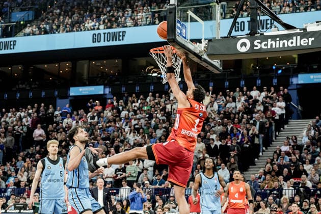 Deutschland: easyCredit BBL, Hauptrunde 2025 26, 22. Spieltag Veolia Towers Hamburg vs FC Bayern München Basketball Barclays Arena (Hamburg): Oscar da Silva (FC Bayern München Basketball, 1), Xavier Rathan-Mayes (FC Bayern München Basketball, 4), Leonard Thorpe Jr. (Veolia Towers Hamburg, 2), Zsombor Maronka (Veolia Towers Hamburg, 5), Benedikt Turudic (Veolia Towers Hamburg, 44) unterm Korb, Dunking Dunk Copyright: xStefanxTrochax