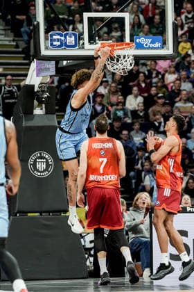 Deutschland: easyCredit BBL, Hauptrunde 2025 26, 22. Spieltag Veolia Towers Hamburg vs FC Bayern München Basketball Barclays Arena (Hamburg): Zacharie Perrin (Veolia Towers Hamburg, 52), Johannes Voigtmann (FC Bayern München Basketball, 7), Oscar da Silva (FC Bayern München Basketball, 1) Copyright: xStefanxTrochax