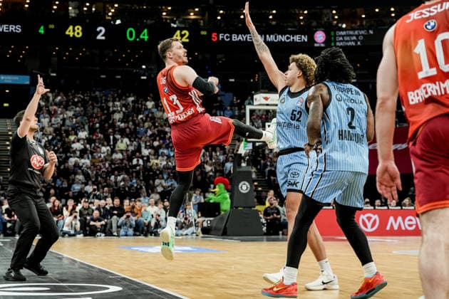 Deutschland: easyCredit BBL, Hauptrunde 2025 26, 22. Spieltag Veolia Towers Hamburg vs FC Bayern München Basketball Barclays Arena (Hamburg): Andreas Obst (FC Bayern München Basketball, 13), Leonard Thorpe Jr. (Veolia Towers Hamburg, 2), Zacharie Perrin (Veolia Towers Hamburg, 52), Justinian Jessup (FC Bayern München Basketball, 10) Copyright: xStefanxTrochax