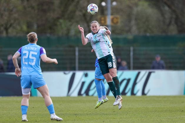 Lina Hausicke (SV Werder Bremen, 18) beim Kopfball, Aktion, Action, Spielszene, DIE DFB-RICHTLINIEN UNTERSAGEN JEGLICHE NUTZUNG VON FOTOS ALS SEQUENZBILDER UND ODER VIDEOÄHNLICHE FOTOSTRECKEN. DFB REGULATIONS PROHIBIT ANY USE OF PHOTOGRAPHS AS IMAGE SEQUENCES AND OR QUASI-VIDEO., 29.03.2026, Bremen (Deutschland), Fussball, Google Pixel Frauen-Bundesliga, SV Werder Bremen - SGS Essen
