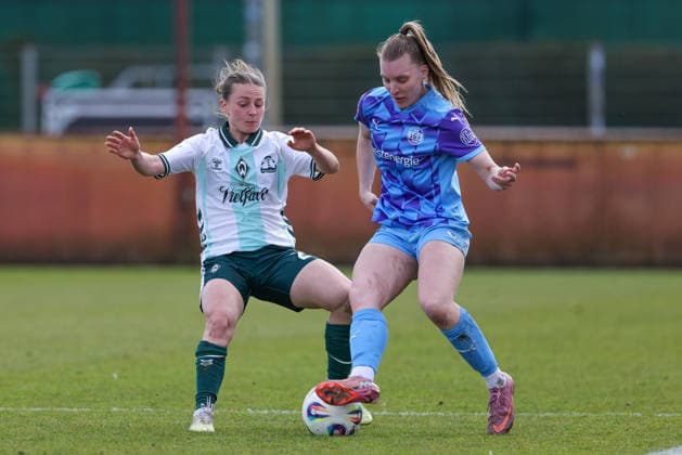 v.li.: Chiara D Angelo (SV Werder Bremen, 2) und Maike Berentzen (SGS Essen, 13) im Zweikampf, Duell, Dynamik, Aktion, Action, Spielszene, DIE DFB-RICHTLINIEN UNTERSAGEN JEGLICHE NUTZUNG VON FOTOS ALS SEQUENZBILDER UND ODER VIDEOÄHNLICHE FOTOSTRECKEN. DFB REGULATIONS PROHIBIT ANY USE OF PHOTOGRAPHS AS IMAGE SEQUENCES AND OR QUASI-VIDEO., 29.03.2026, Bremen (Deutschland), Fussball, Google Pixel Frauen-Bundesliga, SV Werder Bremen - SGS Essen