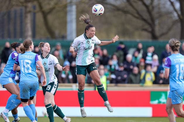 Maja Sternad (SV Werder Bremen, 11) beim Kopfball, Aktion, Action, Spielszene, DIE DFB-RICHTLINIEN UNTERSAGEN JEGLICHE NUTZUNG VON FOTOS ALS SEQUENZBILDER UND ODER VIDEOÄHNLICHE FOTOSTRECKEN. DFB REGULATIONS PROHIBIT ANY USE OF PHOTOGRAPHS AS IMAGE SEQUENCES AND OR QUASI-VIDEO., 29.03.2026, Bremen (Deutschland), Fussball, Google Pixel Frauen-Bundesliga, SV Werder Bremen - SGS Essen