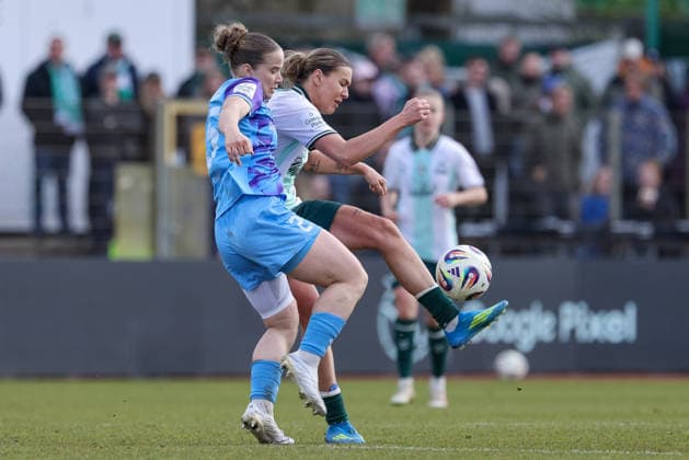 v.li.: Paulina Platner (SGS Essen, 25) und Larissa Mühlhaus (SV Werder Bremen, 7) im Zweikampf, Duell, Dynamik, Aktion, Action, Spielszene, DIE DFB-RICHTLINIEN UNTERSAGEN JEGLICHE NUTZUNG VON FOTOS ALS SEQUENZBILDER UND ODER VIDEOÄHNLICHE FOTOSTRECKEN. DFB REGULATIONS PROHIBIT ANY USE OF PHOTOGRAPHS AS IMAGE SEQUENCES AND OR QUASI-VIDEO., 29.03.2026, Bremen (Deutschland), Fussball, Google Pixel Frauen-Bundesliga, SV Werder Bremen - SGS Essen