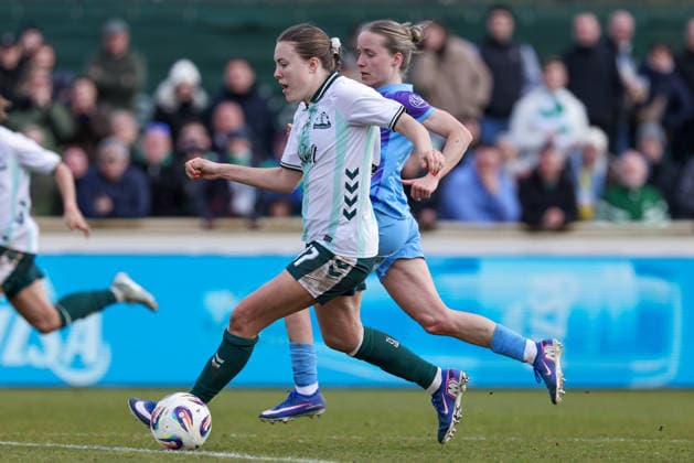 v.li.: Mara Alber (SV Werder Bremen, 37) und Beke Sterner (SGS Essen, 19) im Laufduell, Zweikampf, Duell, Dynamik, Aktion, Action, Spielszene, DIE DFB-RICHTLINIEN UNTERSAGEN JEGLICHE NUTZUNG VON FOTOS ALS SEQUENZBILDER UND ODER VIDEOÄHNLICHE FOTOSTRECKEN. DFB REGULATIONS PROHIBIT ANY USE OF PHOTOGRAPHS AS IMAGE SEQUENCES AND OR QUASI-VIDEO., 29.03.2026, Bremen (Deutschland), Fussball, Google Pixel Frauen-Bundesliga, SV Werder Bremen - SGS Essen