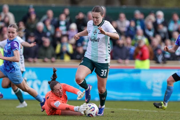 v.li.: Luisa Palmen (Torhüterin, Torwart, SGS Essen, 21) und Mara Alber (SV Werder Bremen, 37) im Zweikampf, Duell, Dynamik, Aktion, Action, Spielszene, DIE DFB-RICHTLINIEN UNTERSAGEN JEGLICHE NUTZUNG VON FOTOS ALS SEQUENZBILDER UND ODER VIDEOÄHNLICHE FOTOSTRECKEN. DFB REGULATIONS PROHIBIT ANY USE OF PHOTOGRAPHS AS IMAGE SEQUENCES AND OR QUASI-VIDEO., 29.03.2026, Bremen (Deutschland), Fussball, Google Pixel Frauen-Bundesliga, SV Werder Bremen - SGS Essen