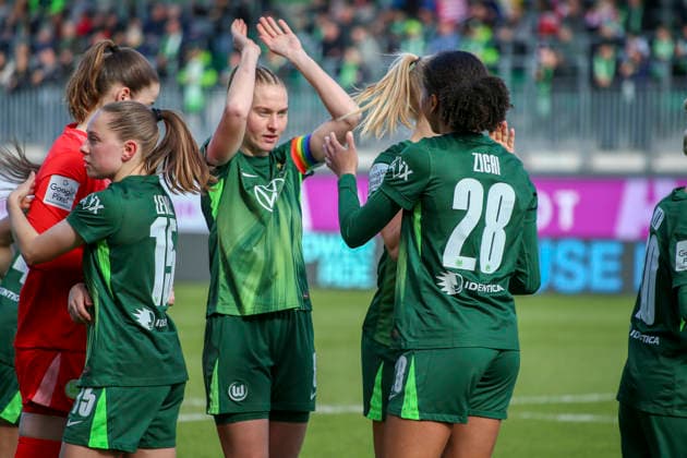 Deutschland: Frauen-Bundesliga 2025 2026, 22. Spieltag - VfL Wolfsburg VS 1. FC Union Berlin - AOK Stadion (Wolfsburg): Freude, Emotionen, Jubel Cora Zicai (VfL Wolfsburg Frauen, 28) Janina Minge (VfL Wolfsburg Frauen, 6) Wolfsburg Copyright: xAymanxAlahmedx