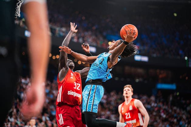 Easycredit BBL: Veolia Towers Hamburg - FC Bayern München Basketball, 29.03.2026 Leonard Thorpe Jr. (Veolia Towers Hamburg, 2) wirft, dahinter Wenyen Gabriel (FC Bayern München Basketball, 32); Easycredit BBL: Veolia Towers Hamburg vs. FC Bayern München Basketball am 29.03.2026 in der Barclays Arena, Hamburg Copyright: xBEAUTIFULxSPORTS Tonhäuserx
