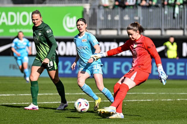Fußball I Frauen I Saison 2025-2026 I Bundesliga I 22. Spieltag I VfL Wolfsburg - 1. FC Union Berlin I 29.03.2026 Guro Bergsvand (20, VfL Wolfsburg), Eileen Michelle Campbell (10, 1. FC Union Berlin), Stina Johannes (1, VfL Wolfsburg) Wolfsburg AOK Stadion Niedersachsen Deutschland Copyright: xLobeca InesxHähnelx
