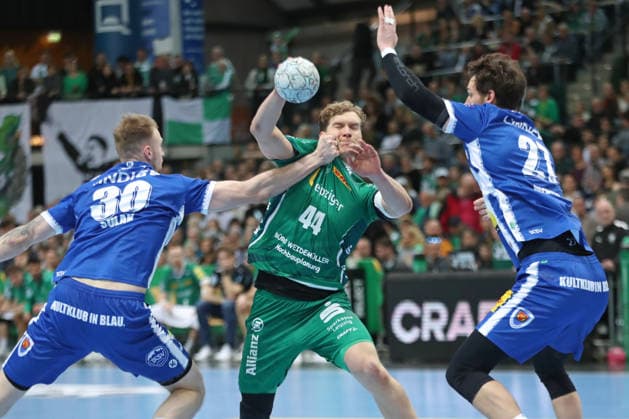 Handball DAIKIN HBL, SC DHfK Leipzig - ThSV Eisenach; 29.03.2026 Blaer Hinriksson (44, SC DHfK Leipzig) wird von Dominik Solak (30, ThSV Eisenach) attackiert. Handball, DAIKIN HBL, 1. Bundesliga, Saison 2025 2026, 26. Spieltag: SC DHfK Leipzig vs. ThSV Eisenach am 29.03.2026 in der Quarterback Immobilien Arena Leipzig. Copyright: xBEAUTIFULxSPORTS JanxKaeferx