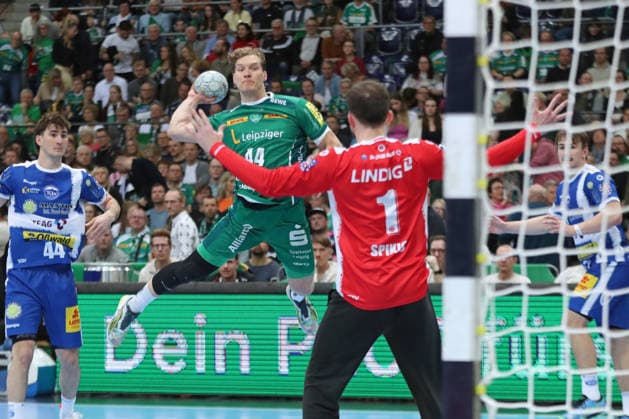 Handball DAIKIN HBL, SC DHfK Leipzig - ThSV Eisenach; 29.03.2026 Blaer Hinriksson (44, SC DHfK Leipzig) wirft gegen Torwart Matija Spikic (1, ThSV Eisenach). Handball, DAIKIN HBL, 1. Bundesliga, Saison 2025 2026, 26. Spieltag: SC DHfK Leipzig vs. ThSV Eisenach am 29.03.2026 in der Quarterback Immobilien Arena Leipzig. Copyright: xBEAUTIFULxSPORTS JanxKaeferx