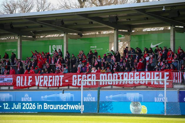 Deutschland: Frauen-Bundesliga 2025 2026, 22. Spieltag - VfL Wolfsburg VS 1. FC Union Berlin - AOK Stadion (Wolfsburg): Zuschauer, Fans, Tribüne, Fahne, Transparent, Spruchband, Choreographie, Fanchoreo, Wolfsburg Copyright: xAymanxAlahmedx