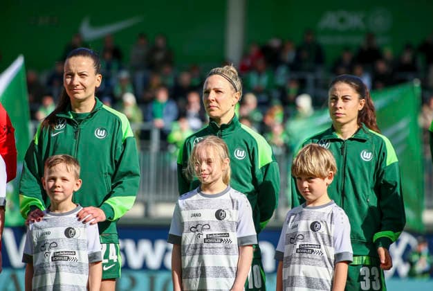 Deutschland: Frauen-Bundesliga 2025 2026, 22. Spieltag - VfL Wolfsburg VS 1. FC Union Berlin - AOK Stadion (Wolfsburg): Joelle Wedemeyer (VfL Wolfsburg Frauen, 24) Svenja Huth (VfL Wolfsburg Frauen, 10) Judit Pujols (VfL Wolfsburg Frauen, 33) Wolfsburg Copyright: xAymanxAlahmedx