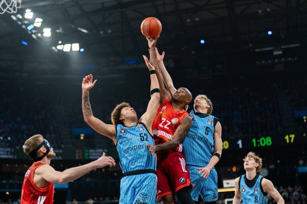 Zacharie Perrin (Veolia Towers Hamburg, 52), Isiaha Mike (FC Bayern Muenchen Basketball, 22) und Zsombor Maronka (Veolia Towers Hamburg, 05) Kampf um den Ball, GER, Veolia Towers Hamburg vs FC Bayern Muenchen Basketball, Basketball, Bundesliga, Spieltag 22, Saison 2025 2026, 29.03.2026 GER, Veolia Towers Hamburg vs FC Bayern Muenchen Basketball, Basketball, Bundesliga, Spieltag 22, Saison 2025 2026, 29.03.2026 Hamburg Copyright: xEibner-Pressefoto MaxxVincenx EP_MVN