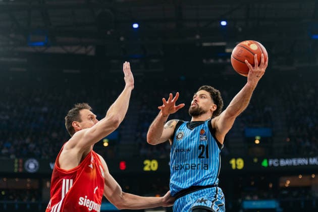 Devon Daniels (Veolia Towers Hamburg, 21) beim Korbleger, Johannes Voigtmann (FC Bayern Muenchen Basketball, 07), GER, Veolia Towers Hamburg vs FC Bayern Muenchen Basketball, Basketball, Bundesliga, Spieltag 22, Saison 2025 2026, 29.03.2026 GER, Veolia Towers Hamburg vs FC Bayern Muenchen Basketball, Basketball, Bundesliga, Spieltag 22, Saison 2025 2026, 29.03.2026 Hamburg Copyright: xEibner-Pressefoto MaxxVincenx EP_MVN