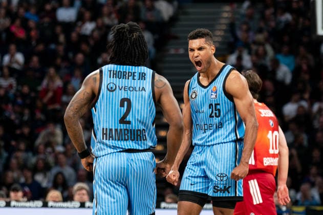 Kenneth Ogbe (Veolia Towers Hamburg, 25) jubelt Jubel mit Leonard Thorpe Jr. (Veolia Towers Hamburg, 02), GER, Veolia Towers Hamburg vs FC Bayern Muenchen Basketball, Basketball, Bundesliga, Spieltag 22, Saison 2025 2026, 29.03.2026 GER, Veolia Towers Hamburg vs FC Bayern Muenchen Basketball, Basketball, Bundesliga, Spieltag 22, Saison 2025 2026, 29.03.2026 Hamburg Copyright: xEibner-Pressefoto MaxxVincenx EP_MVN