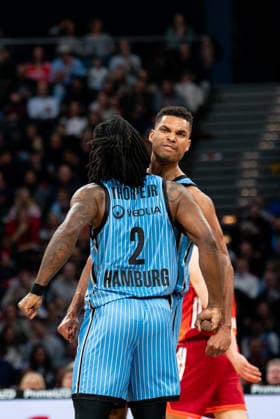 Kenneth Ogbe (Veolia Towers Hamburg, 25) jubelt Jubel mit Leonard Thorpe Jr. (Veolia Towers Hamburg, 02), GER, Veolia Towers Hamburg vs FC Bayern Muenchen Basketball, Basketball, Bundesliga, Spieltag 22, Saison 2025 2026, 29.03.2026 GER, Veolia Towers Hamburg vs FC Bayern Muenchen Basketball, Basketball, Bundesliga, Spieltag 22, Saison 2025 2026, 29.03.2026 Hamburg Copyright: xEibner-Pressefoto MaxxVincenx EP_MVN