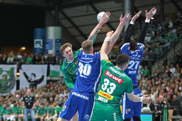 Handball DAIKIN HBL, SC DHfK Leipzig - ThSV Eisenach; 29.03.2026 Franz Semper (32, SC DHfK Leipzig) steigt zum Wurf hoch. Handball, DAIKIN HBL, 1. Bundesliga, Saison 2025 2026, 26. Spieltag: SC DHfK Leipzig vs. ThSV Eisenach am 29.03.2026 in der Quarterback Immobilien Arena Leipzig. Copyright: xBEAUTIFULxSPORTS JanxKaeferx
