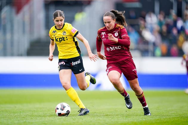 Switzerland: AXA Womens Cup Final 2025 26, BSC YB Frauen vs Servette FC Chenois Feminin - Schützenwiese, Winterthur: Giulia Schlup (31 Young Boys) and Magdalena Izabela Sobal (11 Servette, right) battle for the ball (duel) Copyright: xDanielaxPorcellix