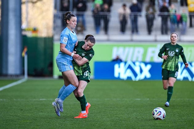 Fußball I Frauen I Saison 2025-2026 I Bundesliga I 22. Spieltag I VfL Wolfsburg - 1. FC Union Berlin I 29.03.2026 Anna Weiß (21, 1. FC Union Berlin) wird von Janou Levels (15, VfL Wolfsburg) gefoult Wolfsburg AOK Stadion Niedersachsen Deutschland Copyright: xLobeca InesxHähnelx