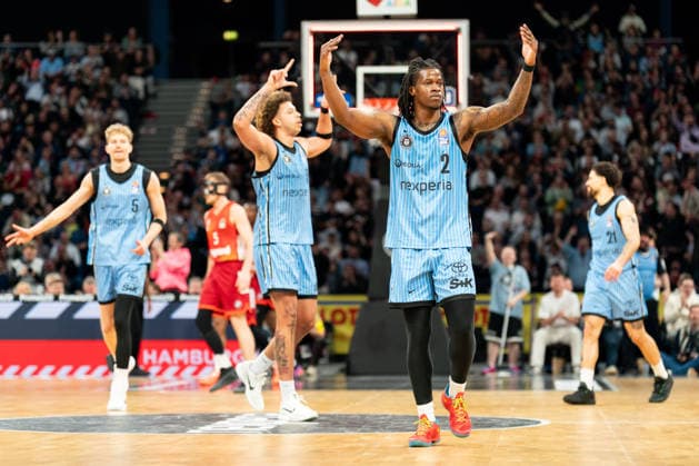 Leonard Thorpe Jr. (Veolia Towers Hamburg, 02) jubelt Jubel, Zacharie Perrin (Veolia Towers Hamburg, 52), GER, Veolia Towers Hamburg vs FC Bayern Muenchen Basketball, Basketball, Bundesliga, Spieltag 22, Saison 2025 2026, 29.03.2026 GER, Veolia Towers Hamburg vs FC Bayern Muenchen Basketball, Basketball, Bundesliga, Spieltag 22, Saison 2025 2026, 29.03.2026 Hamburg Copyright: xEibner-Pressefoto MaxxVincenx EP_MVN