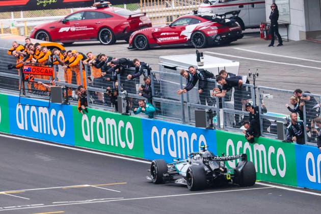 March 29, 2026, Suzuka, Mie, Japan: KIMI ANTONELLI of Mercedes crosses the finish line to win the Formula 1 Japanese Grand Prix at Suzuka Circuit as team members rush onto the pit wall to celebrate, while some McLaren crew in the background applaud his performance. Suzuka Japan - ZUMAh201 20260329_zsp_h201_030 Copyright: xYichinxHoux