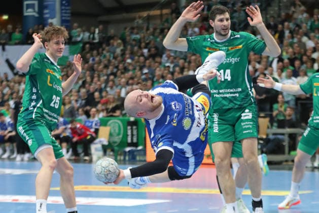 Handball DAIKIN HBL, SC DHfK Leipzig - ThSV Eisenach; 29.03.2026 Peter Walz (14, ThSV Eisenach) mit einem artistischen Wurf. Handball, DAIKIN HBL, 1. Bundesliga, Saison 2025 2026, 26. Spieltag: SC DHfK Leipzig vs. ThSV Eisenach am 29.03.2026 in der Quarterback Immobilien Arena Leipzig. Copyright: xBEAUTIFULxSPORTS JanxKaeferx