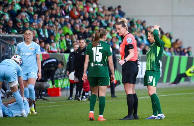 Deutschland: Frauen-Bundesliga 2025 2026, 22. Spieltag - VfL Wolfsburg VS 1. FC Union Berlin - AOK Stadion (Wolfsburg): Schiedsrichter Anna-Lena Heidenreich Janou Levels (VfL Wolfsburg Frauen, 15) Svenja Huth (VfL Wolfsburg Frauen, 10) Wolfsburg Copyright: xAymanxAlahmedx