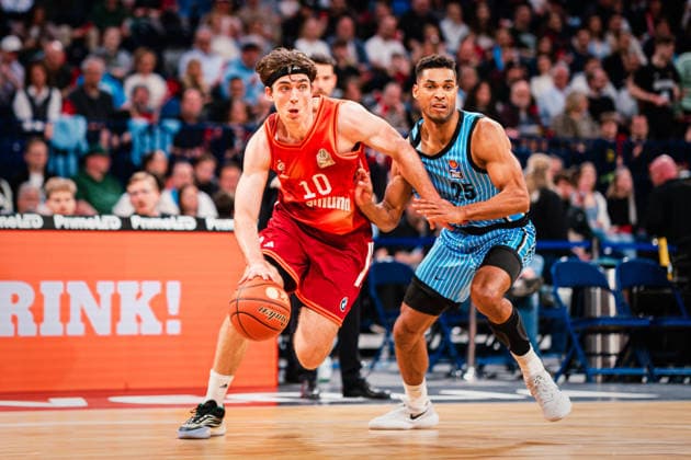 Easycredit BBL: Veolia Towers Hamburg - FC Bayern München Basketball, 29.03.2026 Justinian Jessup (FC Bayern München Basketball, 10) gegen Kenneth Ogbe (Veolia Towers Hamburg, 25); Easycredit BBL: Veolia Towers Hamburg vs. FC Bayern München Basketball am 29.03.2026 in der Barclays Arena, Hamburg Copyright: xBEAUTIFULxSPORTS Tonhäuserx