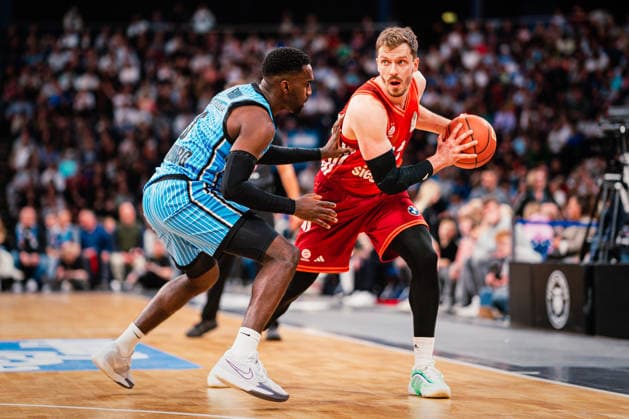 Easycredit BBL: Veolia Towers Hamburg - FC Bayern München Basketball, 29.03.2026 Andreas Obst (FC Bayern München Basketball, 13) gegen Osaro Rich (Veolia Towers Hamburg, 3); Easycredit BBL: Veolia Towers Hamburg vs. FC Bayern München Basketball am 29.03.2026 in der Barclays Arena, Hamburg Copyright: xBEAUTIFULxSPORTS Tonhäuserx