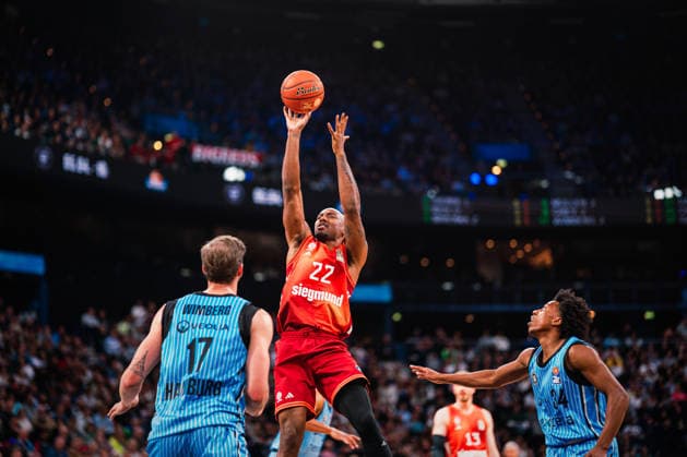 Easycredit BBL: Veolia Towers Hamburg - FC Bayern München Basketball, 29.03.2026 Isiaha Mike (FC Bayern München Basketball, 22) wirft; Easycredit BBL: Veolia Towers Hamburg vs. FC Bayern München Basketball am 29.03.2026 in der Barclays Arena, Hamburg Copyright: xBEAUTIFULxSPORTS Tonhäuserx