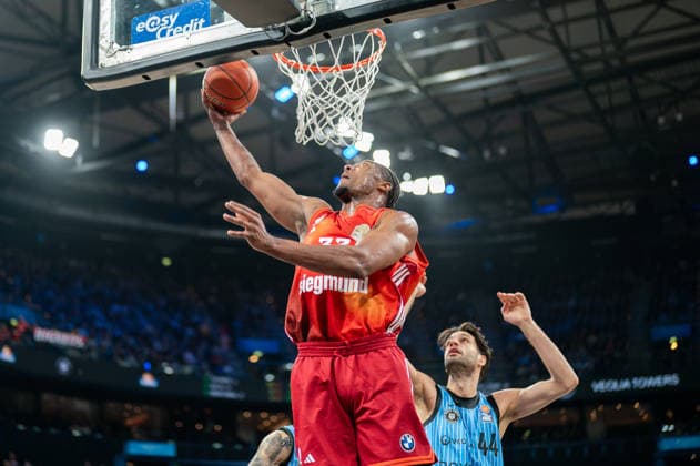 David McCormack (FC Bayern Muenchen Basketball, 33) beim Korbleger, Benedikt Turudic (Veolia Towers Hamburg, 44), GER, Veolia Towers Hamburg vs FC Bayern Muenchen Basketball, Basketball, Bundesliga, Spieltag 22, Saison 2025 2026, 29.03.2026 GER, Veolia Towers Hamburg vs FC Bayern Muenchen Basketball, Basketball, Bundesliga, Spieltag 22, Saison 2025 2026, 29.03.2026 Hamburg Copyright: xEibner-Pressefoto MaxxVincenx EP_MVN