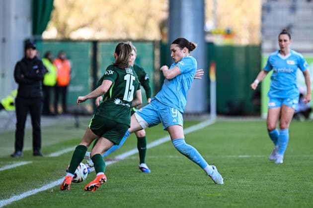 Fußball I Frauen I Saison 2025-2026 I Bundesliga I 22. Spieltag I VfL Wolfsburg - 1. FC Union Berlin I 29.03.2026 Zweikampf Janou Levels (15, VfL Wolfsburg), Sophie Weidauer (9, 1. FC Union Berlin) Wolfsburg AOK Stadion Niedersachsen Deutschland Copyright: xLobeca InesxHähnelx