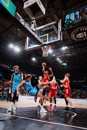 Easycredit BBL: Veolia Towers Hamburg - FC Bayern München Basketball, 29.03.2026 David McCormack (FC Bayern München Basketball, 33) wirft, Zacharie Perrin (Veolia Towers Hamburg, 52) fliegt hin; Easycredit BBL: Veolia Towers Hamburg vs. FC Bayern München Basketball am 29.03.2026 in der Barclays Arena, Hamburg Copyright: xBEAUTIFULxSPORTS Tonhäuserx