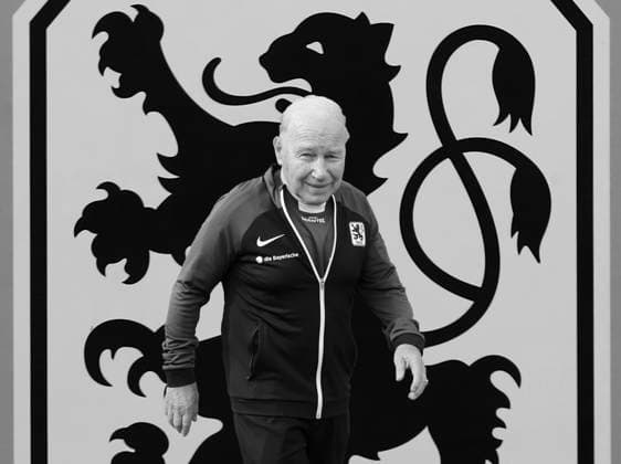 ! ACHTUNG BILD WURDE BEARBEITET ! Hier im Bild Karsten Wettberg, ehemaliger Trainer u.a. beim TSV 1860 München, der am Sonntagnachmittag verstorben ist, Todefall, Tot, Bild daher in schwarz weiss, (2022) im Hintergrund das Logo des Vereins