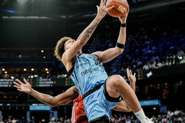Deutschland: easyCredit BBL, Hauptrunde 2025 26, 22. Spieltag Veolia Towers Hamburg vs FC Bayern München Basketball Barclays Arena (Hamburg): Zacharie Perrin (Veolia Towers Hamburg, 52), Lay Up Korbleger Copyright: xStefanxTrochax