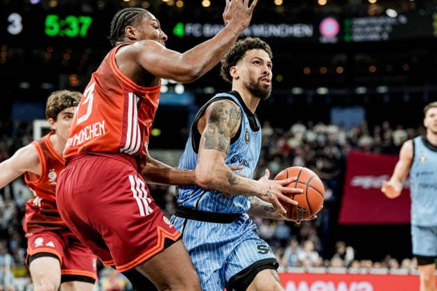 Deutschland: easyCredit BBL, Hauptrunde 2025 26, 22. Spieltag Veolia Towers Hamburg vs FC Bayern München Basketball Barclays Arena (Hamburg): David McCormack (FC Bayern München Basketball, 33), Devon Daniels (Veolia Towers Hamburg, 21), Lay Up Korbleger, Jan Niklas Wimberg (Veolia Towers Hamburg, 17), Neno Dimitrijevic (FC Bayern München Basketball, 0) Copyright: xStefanxTrochax