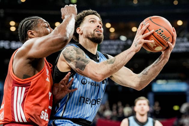 Deutschland: easyCredit BBL, Hauptrunde 2025 26, 22. Spieltag Veolia Towers Hamburg vs FC Bayern München Basketball Barclays Arena (Hamburg): David McCormack (FC Bayern München Basketball, 33), Devon Daniels (Veolia Towers Hamburg, 21), Lay Up Korbleger, Jan Niklas Wimberg (Veolia Towers Hamburg, 17) Copyright: xStefanxTrochax