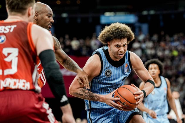 Deutschland: easyCredit BBL, Hauptrunde 2025 26, 22. Spieltag Veolia Towers Hamburg vs FC Bayern München Basketball Barclays Arena (Hamburg): Zacharie Perrin (Veolia Towers Hamburg, 52), Isaiah Mike (FC Bayern München Basketball, 22), Andreas Obst (FC Bayern München Basketball, 13, Ross Williams (Veolia Towers Hamburg, 34) Copyright: xStefanxTrochax