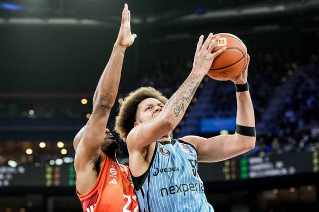 Deutschland: easyCredit BBL, Hauptrunde 2025 26, 22. Spieltag Veolia Towers Hamburg vs FC Bayern München Basketball Barclays Arena (Hamburg): Lay Up Korbleger, Zacharie Perrin (Veolia Towers Hamburg, 52), Isaiah Mike (FC Bayern München Basketball, 22) Copyright: xStefanxTrochax