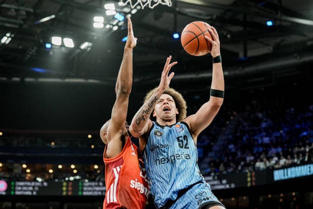 Deutschland: easyCredit BBL, Hauptrunde 2025 26, 22. Spieltag Veolia Towers Hamburg vs FC Bayern München Basketball Barclays Arena (Hamburg): Lay Up Korbleger, Zacharie Perrin (Veolia Towers Hamburg, 52), Isaiah Mike (FC Bayern München Basketball, 22) Copyright: xStefanxTrochax