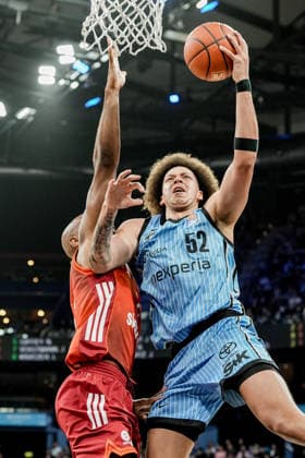 Deutschland: easyCredit BBL, Hauptrunde 2025 26, 22. Spieltag Veolia Towers Hamburg vs FC Bayern München Basketball Barclays Arena (Hamburg): Lay Up Korbleger, Zacharie Perrin (Veolia Towers Hamburg, 52), Isaiah Mike (FC Bayern München Basketball, 22) Copyright: xStefanxTrochax