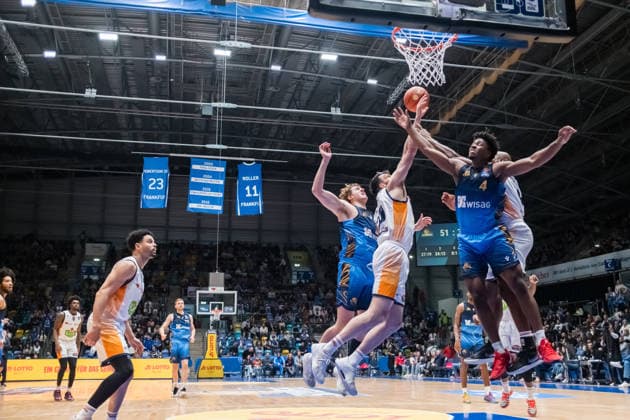 easycredit BBL, Frankfurt Skyliners - Rostock Seawolves, 29.03.2026 Nahiem Alleyne (Frankfurt Skyliners, 4) kämpft um einen Rebound Spiel der easycredit BBL: Frankfurt Skyliners - Rostock Seawolves; am 26. Spieltag der Saison 25 26 in der Süwag Energie ARENA am 29.03.2026 Copyright: xBEAUTIFULxSPORTS Hahnex