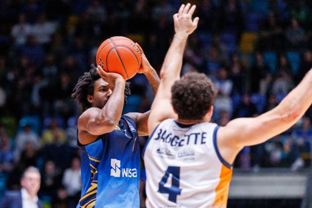 easycredit BBL, Frankfurt Skyliners - Rostock Seawolves, 29.03.2026 Isaiah Swope (Frankfurt Skyliners, 1) mit einem Dreier gegen Elias Baggette (Rostock Seawolves, 4) Spiel der easycredit BBL: Frankfurt Skyliners - Rostock Seawolves; am 26. Spieltag der Saison 25 26 in der Süwag Energie ARENA am 29.03.2026 Copyright: xBEAUTIFULxSPORTS Hahnex